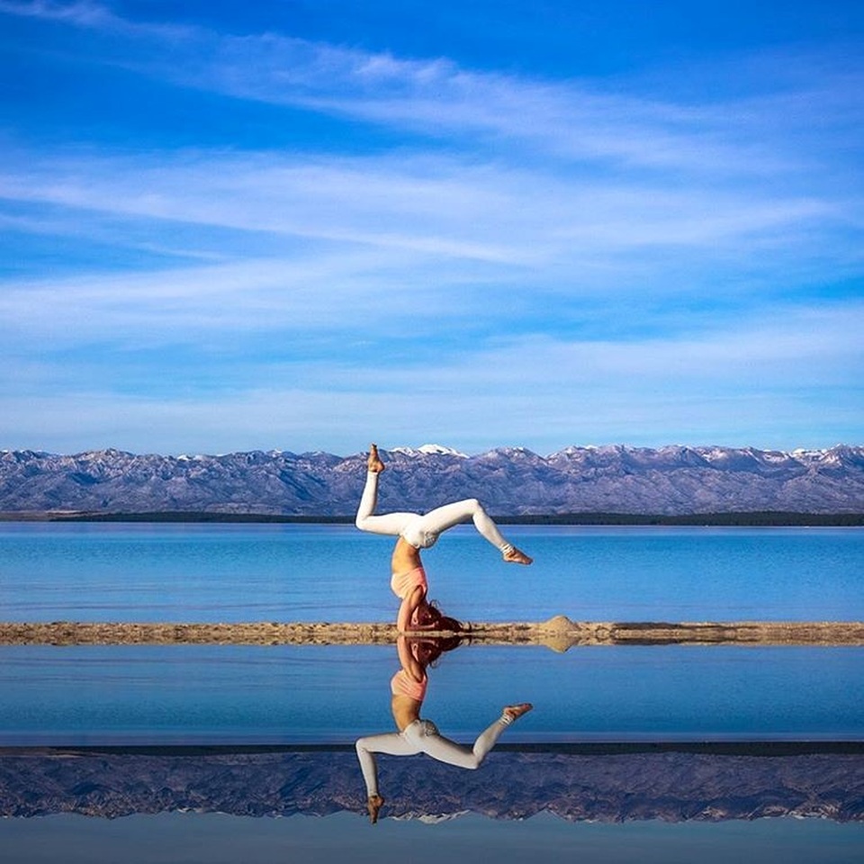 Nữ phi công xinh đẹp du lịch vòng quanh thế giới để tập yoga - 10 Cô thường chọn những điểm ngoài trời vắng người để tập yoga