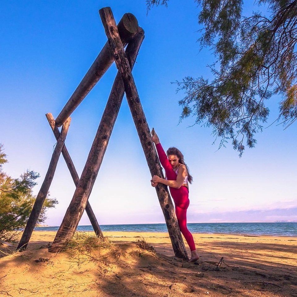 Nữ phi công xinh đẹp du lịch vòng quanh thế giới để tập yoga - 13 Hiện có hơn 45.000 người theo dõi cô trên trang Instagram cá nhân