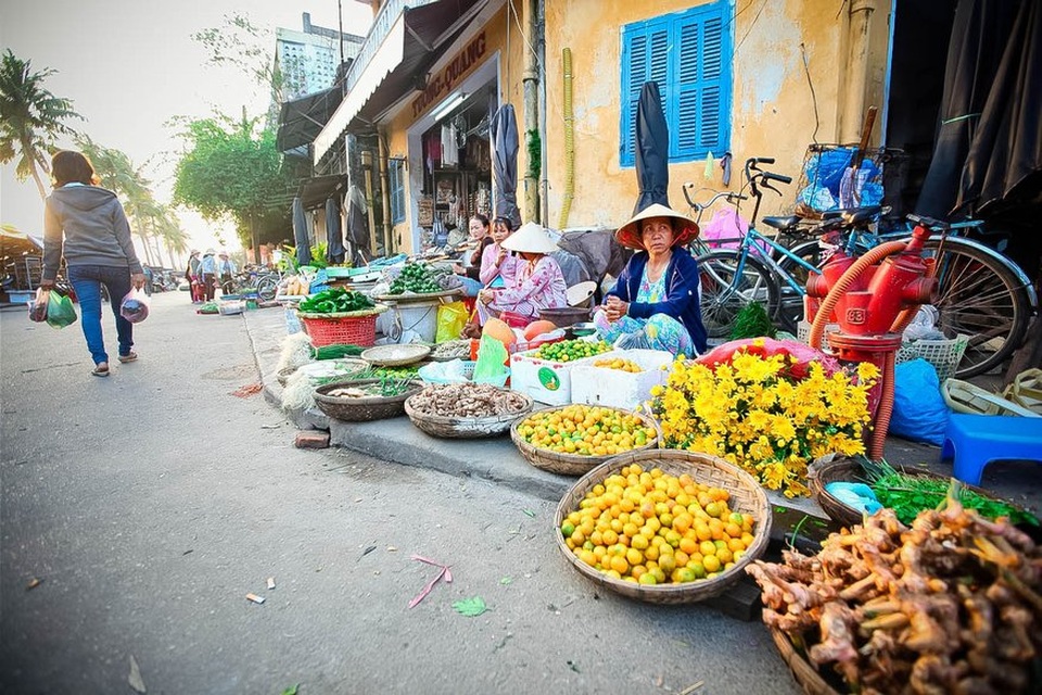 Báo Mỹ: Việt Nam trong top 30 điểm đến giá rẻ 2017 - 1 Một góc chợ ở phố phường Hà Nội
