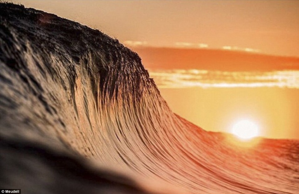 Vẻ đẹp của cơn sóng dưới ánh chiều tà