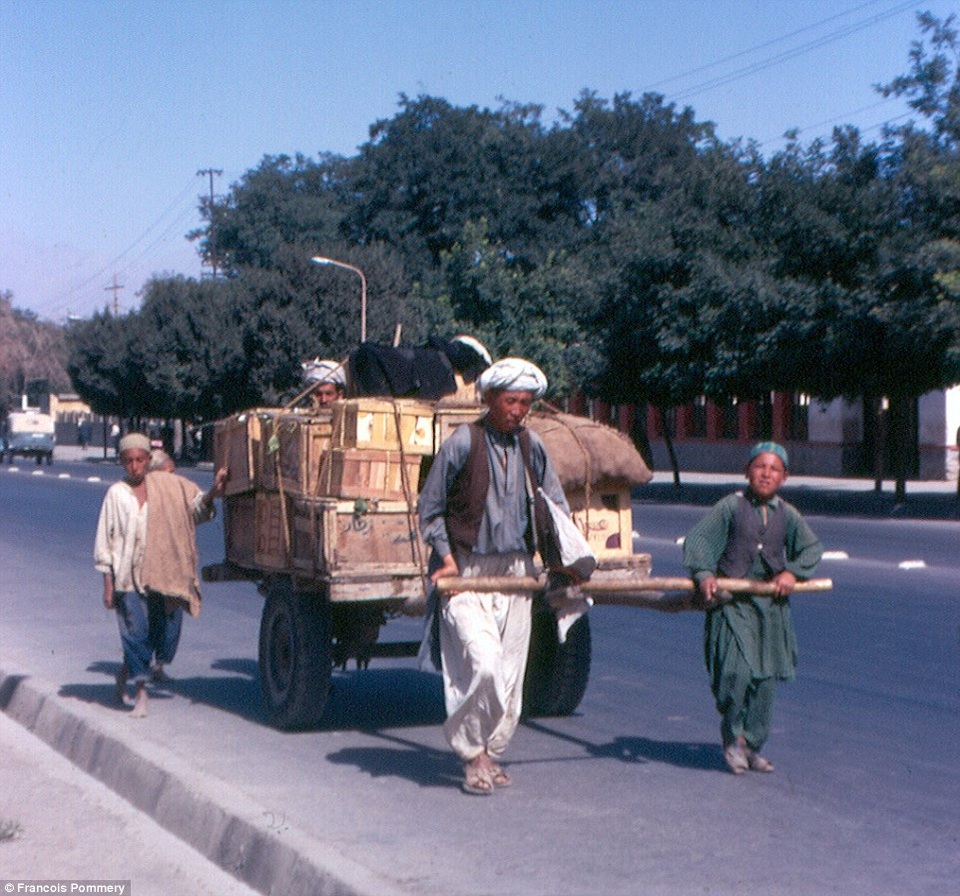 Hình ảnh thanh bình hiếm có của Afghanistan khi chưa xảy ra chiến tranh - 8 Trên đường phố xuất hiện những cỗ xe hiện đại khác hẳn với lối kéo xe truyền thống cổ xưa.