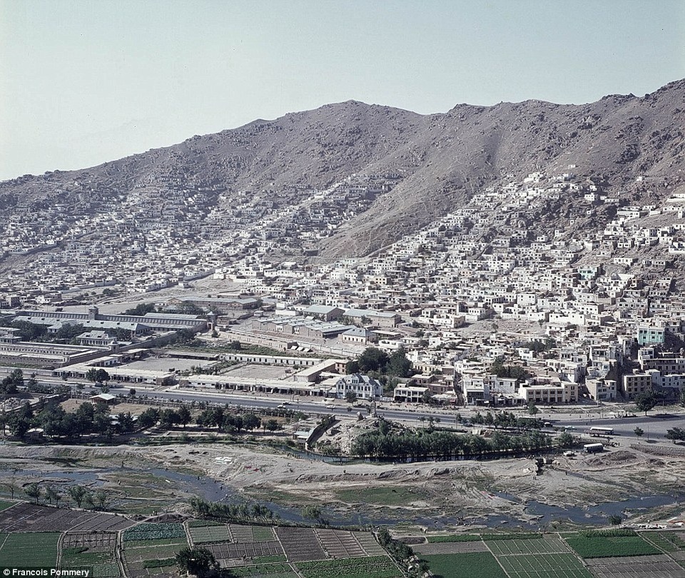 Hình ảnh thanh bình hiếm có của Afghanistan khi chưa xảy ra chiến tranh - 6 Nhìn thủ đô Kabul từ trên cao.