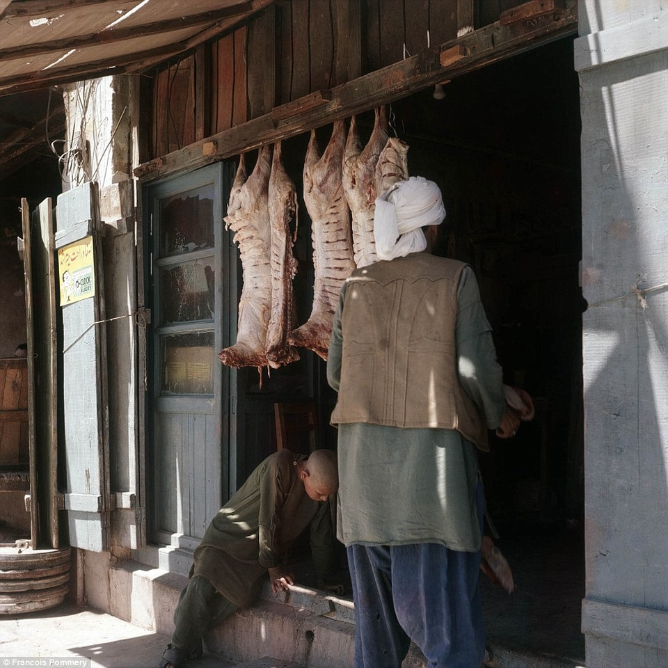 Hình ảnh thanh bình hiếm có của Afghanistan khi chưa xảy ra chiến tranh - 7 Một cửa hàng bán thịt ở Herat.
