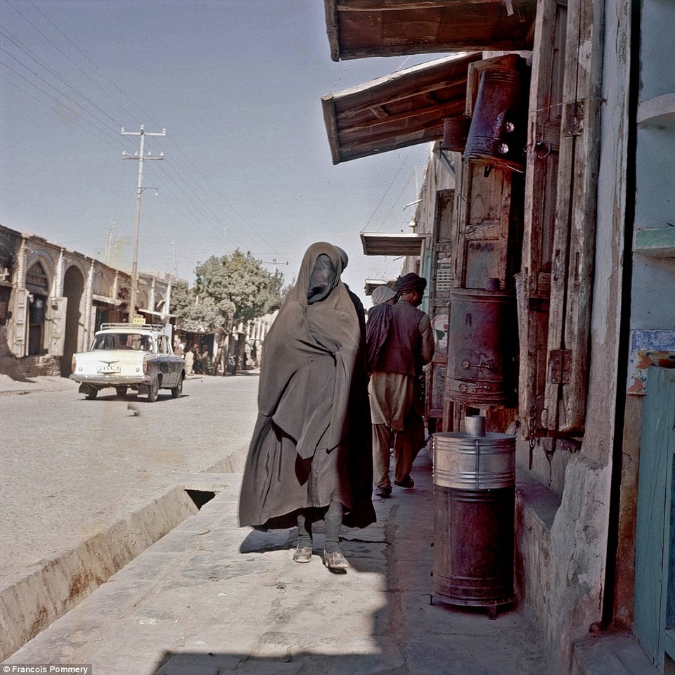 Hình ảnh thanh bình hiếm có của Afghanistan khi chưa xảy ra chiến tranh - 11 Một người phụ nữ trùm kín trang phục đen đi trên đường ở Heart. Ảnh chụp năm 1974.