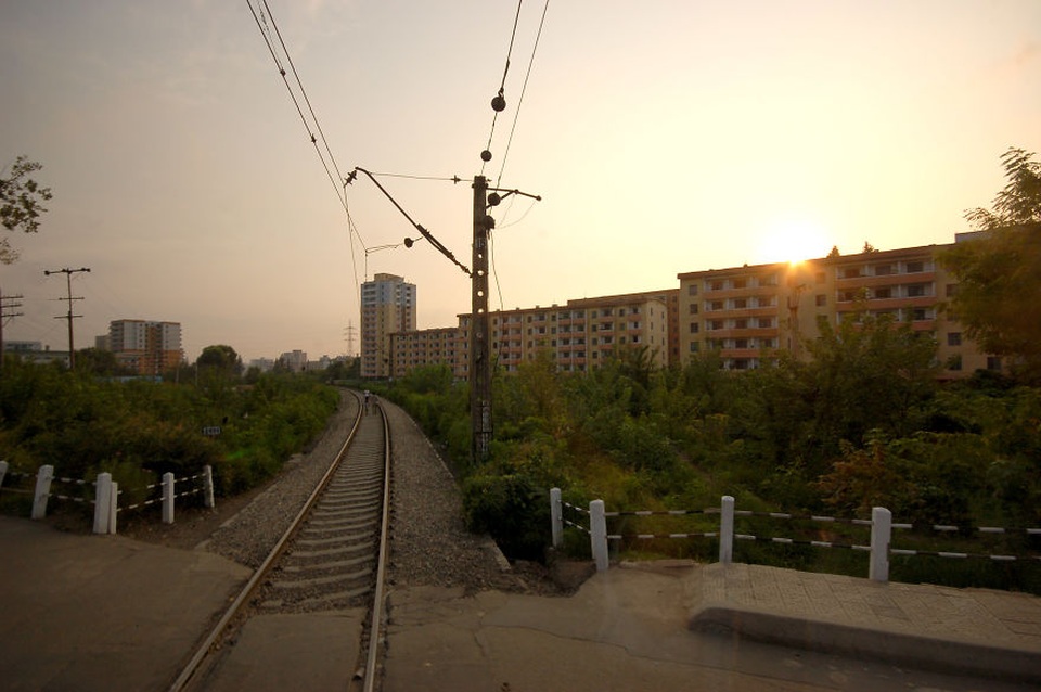 Hình ảnh một tuyến đường sắt trong buổi sớm tinh mơ được nữ du khách Joanna chụp trên đường về khách sạn.