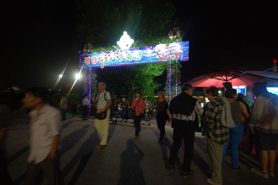 Trong chuyến đi của mình, cô có dịp tham dự một lễ hội bia quốc tế tổ chức tại thủ đô Bình Nhưỡng.