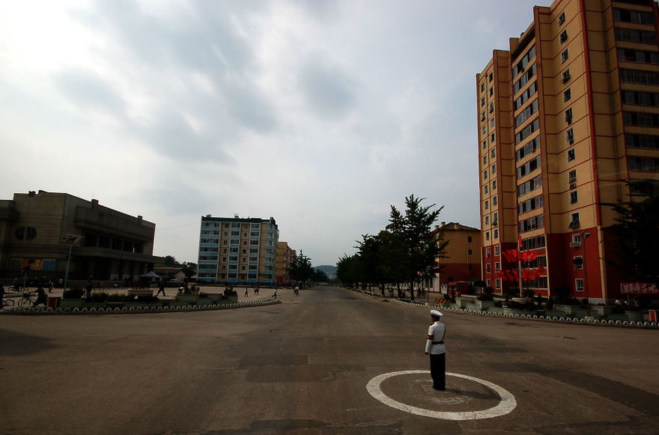 Joanna cho rằng, đừng nên nghĩ công việc của viên cảnh sát này quá nhàn rỗi và vô ích, bởi anh vẫn đang điều phối giao thông, dù trên đường khá vắng người.