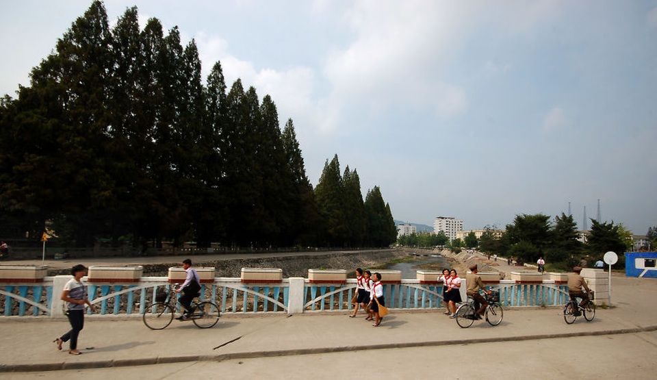 Phương tiện chính của người dân là đi bộ hay đi xe đạp. “Đây là những hình thức giao thông khá thân thiện giống Hà Lan phải không?” cô viết.