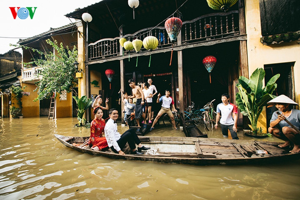 Mùa lũ, người dân kiếm thêm thu nhập với nghề chèo thuyền chở cho du khách ngắm phố và nếp sinh hoạt có phần tất tả của người dân nơi đây.