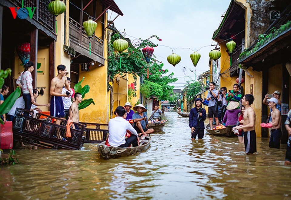 Hình ảnh chụp cưới mùa lũ dù khá quen thuộc nhưng luôn tạo sự phấn khích cho cư dân phố cổ và cả những du khách đến với Hội An mùa này.