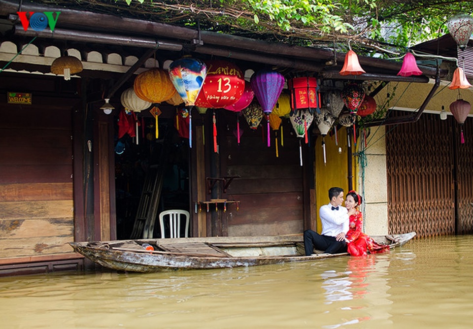 Đợt lũ lớn dài ngày khiến nước ngập các tuyến phố ở Hội An. Khi mưa đã dứt, lũ dần rút, trên “phố sông” ở đô thị cổ này thấp thoáng nét chấm phá lãng mạn. Nhiều đôi uyên ương đã chọn mùa lũ Hội An để ghi lại những khoảnh khắc hạnh phúc.