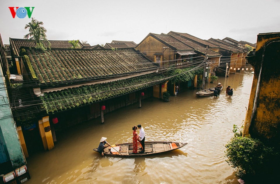 Lũ về cũng đem lại cho Hội An những điều thú vị. Hình ảnh chụp album cưới như thế này dễ bắt gặp trên phố.