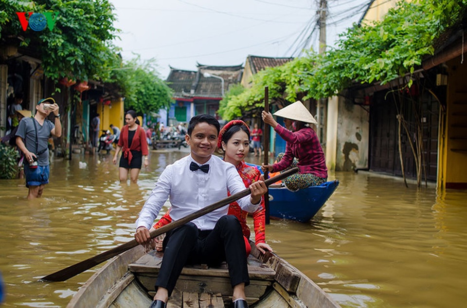 Đôi bạn trẻ Nhã- Huyền (ở thành phố Đà Nẵng) đã quyết định lưu lại những khoảnh khắc khó quên trên vùng lũ Hội An.