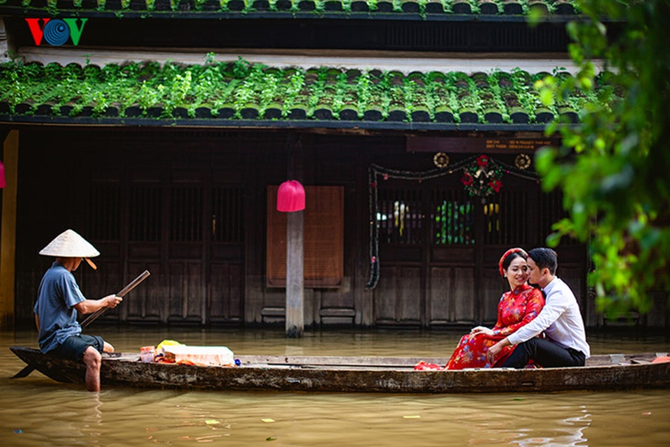 Những chiếc thuyền nhỏ được thuê trọn gói để đưa đôi bạn trẻ cùng ê kíp chụp ảnh lướt trên mặt nước.