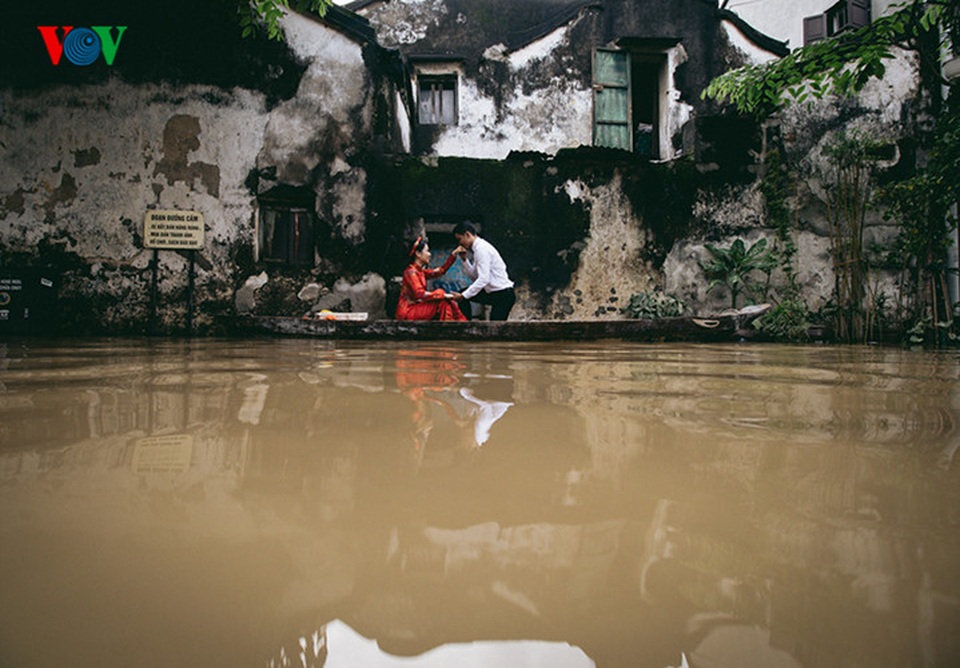 Không gian chụp ảnh cưới thật lãng mạn bên bức tường huyền thoại trên đường Hoàng Văn Thụ