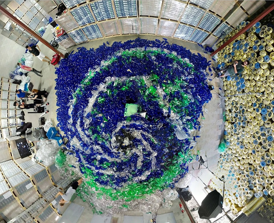 Độc đáo bộ ảnh nàng tiên cá "mắc kẹt" giữa hơn 10.000 chai nhựa - 7 Toàn cảnh số vỏ chai phục vụ cho bộ ảnh