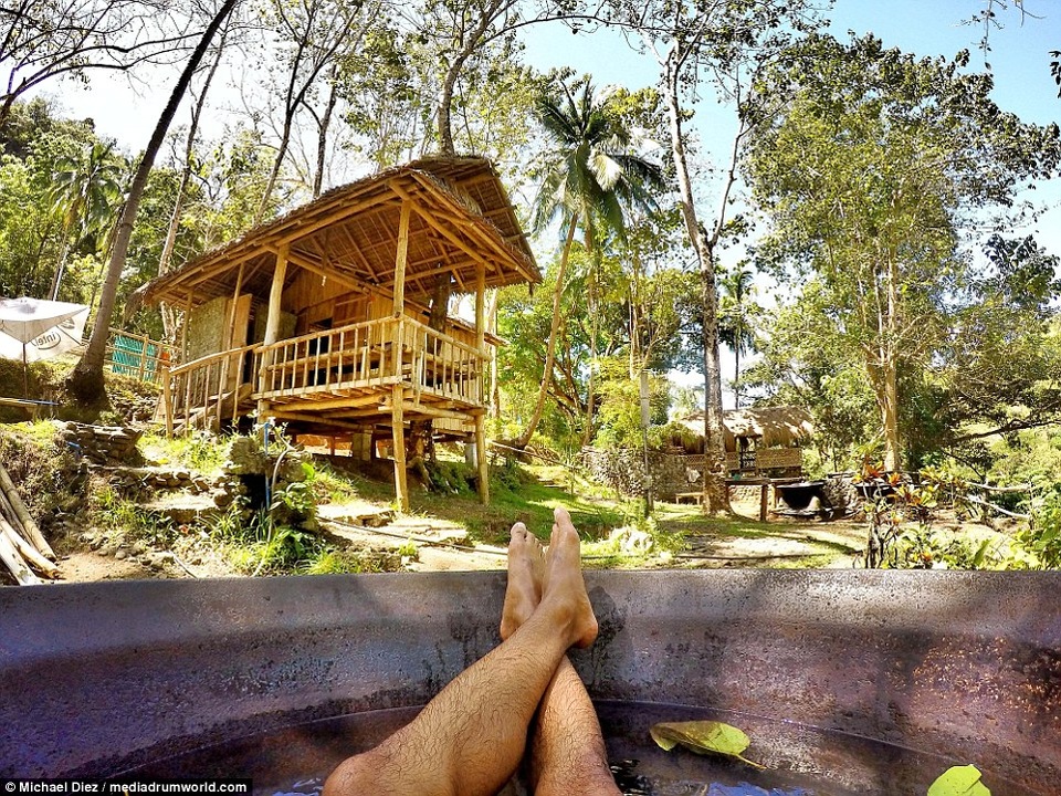 Đây là một trong những dịch vụ kỳ lạ nhưng hút khách tại khu du lịch nhiệt đới Tibiao