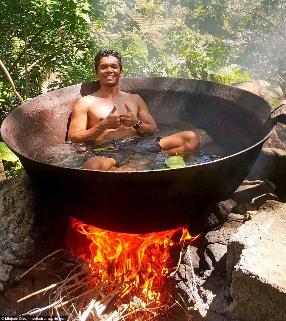 Dịch vụ lạ: Du khách thử trải nghiệm cảm giác “luộc” trong vạc dầu - 7