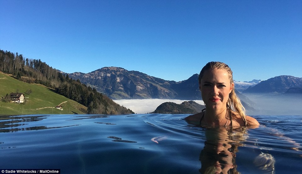 Bể bơi vô cực với tầm nhìn hun hút về phía không gian khoáng đạt phía trước mặt