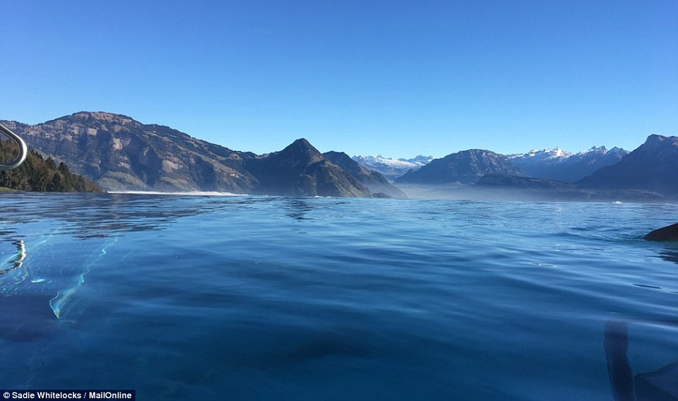 Bể bơi được thiết kế như vô tận, không có giới hạn phân chia