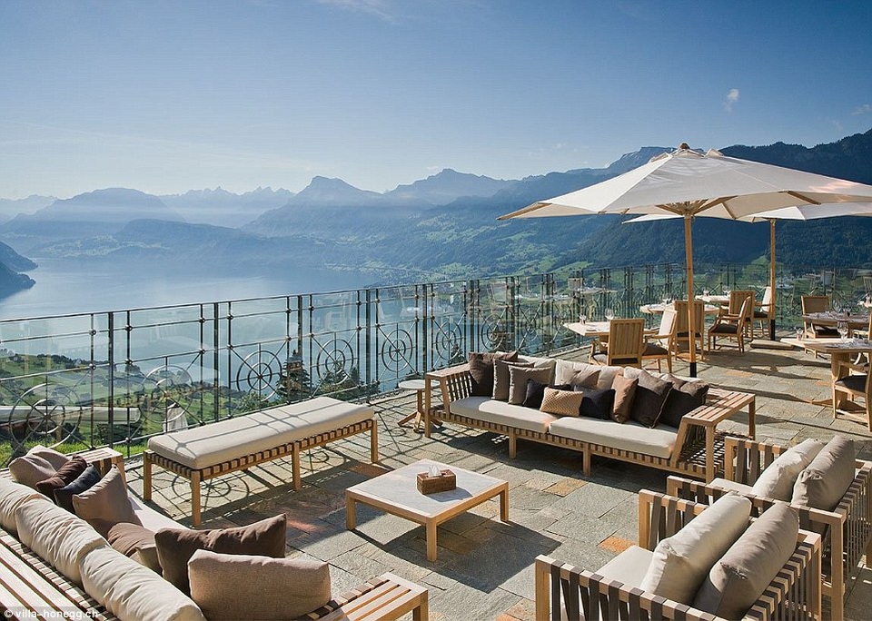 Khu thư giãn bên cạnh bể bơi