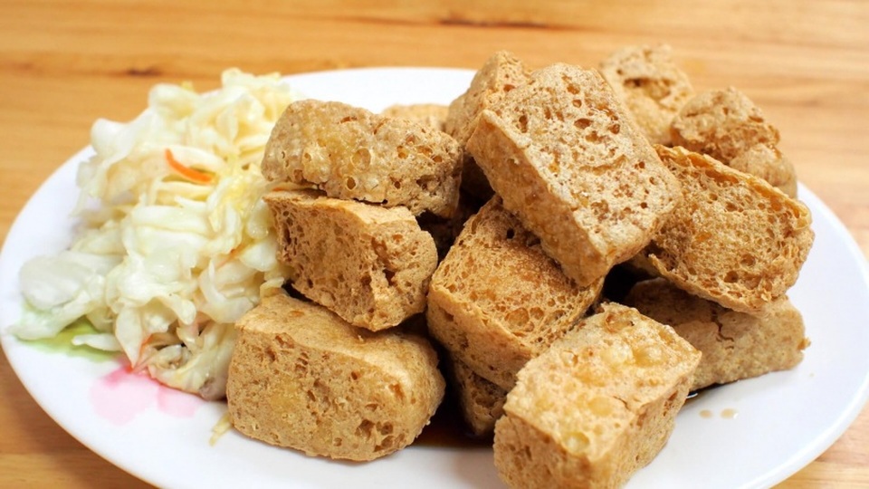 Đậu phụ thối - Món càng... thối mới càng ngon - 6 Món đậu phụ thối thường được người Đài Loan ăn kèm rau bắp cải muối chua