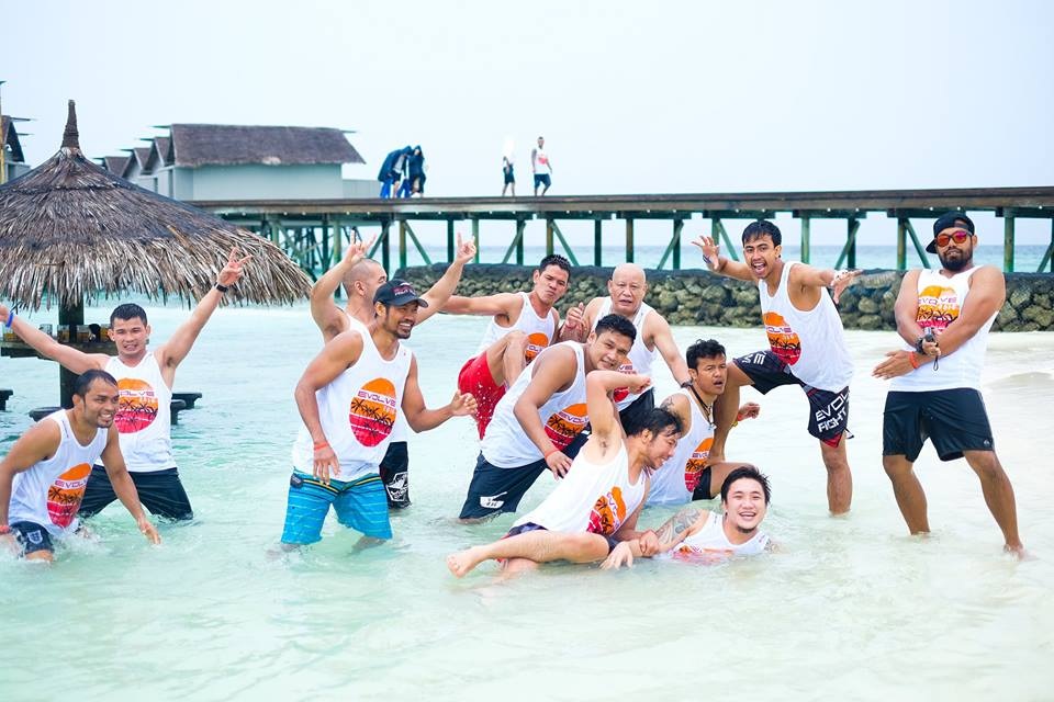 Công ty "chơi sang" thưởng 800 nhân viên du lịch Caribbean bằng du thuyền - 2 Các nhân viên một công ty ở Singapore trong kỳ nghỉ dưỡng tại Maldives