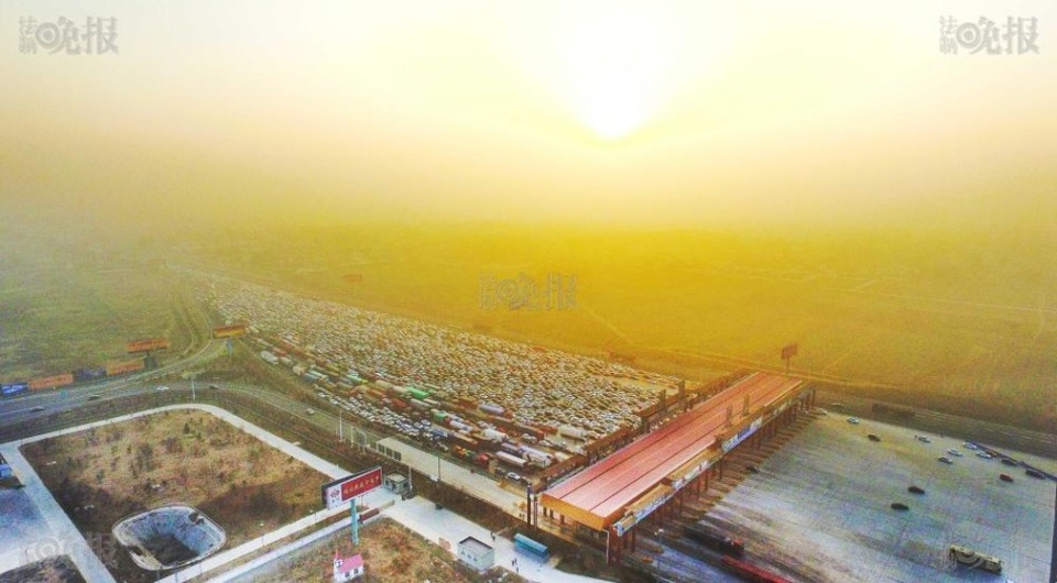 Trung Quốc: Tắc đường kinh hoàng sau kỳ nghỉ lễ - 6 Khói bụi từ hàng nghìn phương tiện phát ra khiến khu vực này càng ô nhiễm hơn