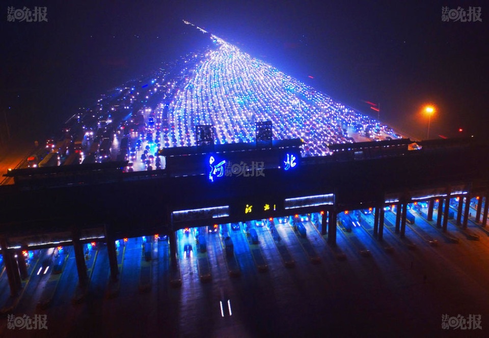 Trung Quốc: Tắc đường kinh hoàng sau kỳ nghỉ lễ - 8 Dòng xe nối đuôi nhau vào thành phố Hà Bắc