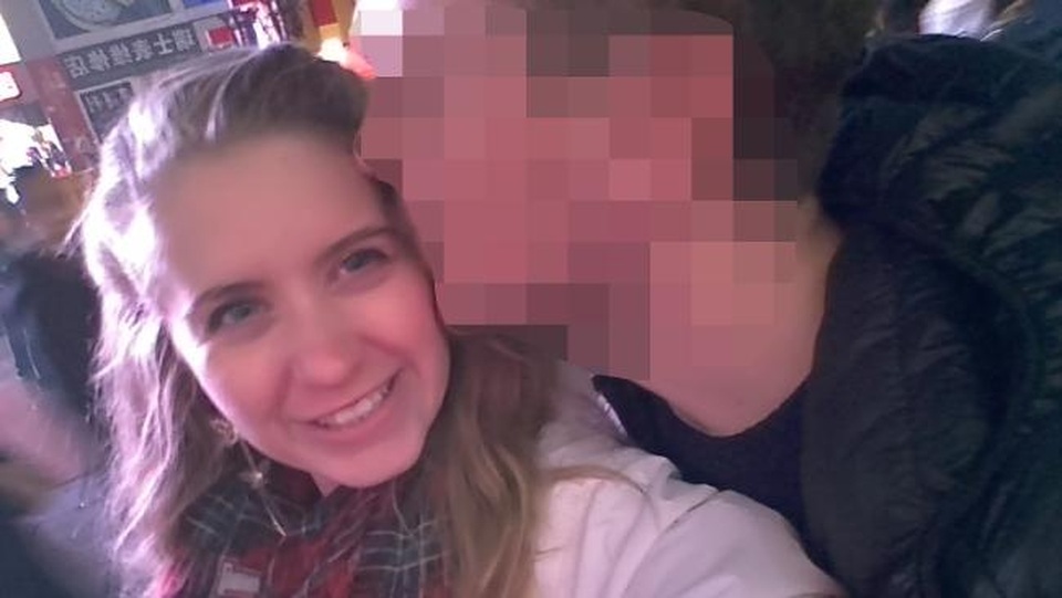 Cassandra bên một trong những chàng trai hẹn hò trên mạng