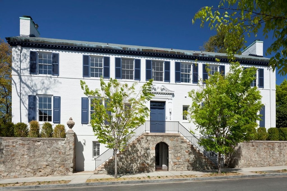 Căn biệt thự có vị trí ngay sát khu phố, được thiết kế khoảng sân vườn phía sau.