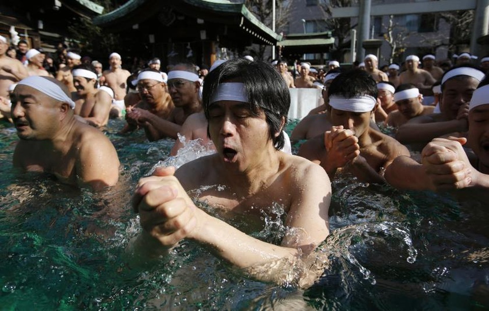 Đàn ông Nhật đóng khố, tắm nước đá đón năm mới - 7