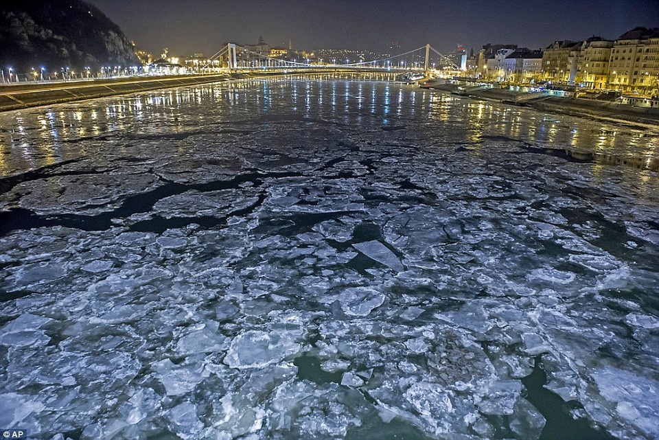 Châu Âu "oằn mình" trong cái lạnh "chết người" - 1 Những tảng băng trôi trên sông Danube tại cầu Szabadsag ở thủ đô Budapest, Hungary.