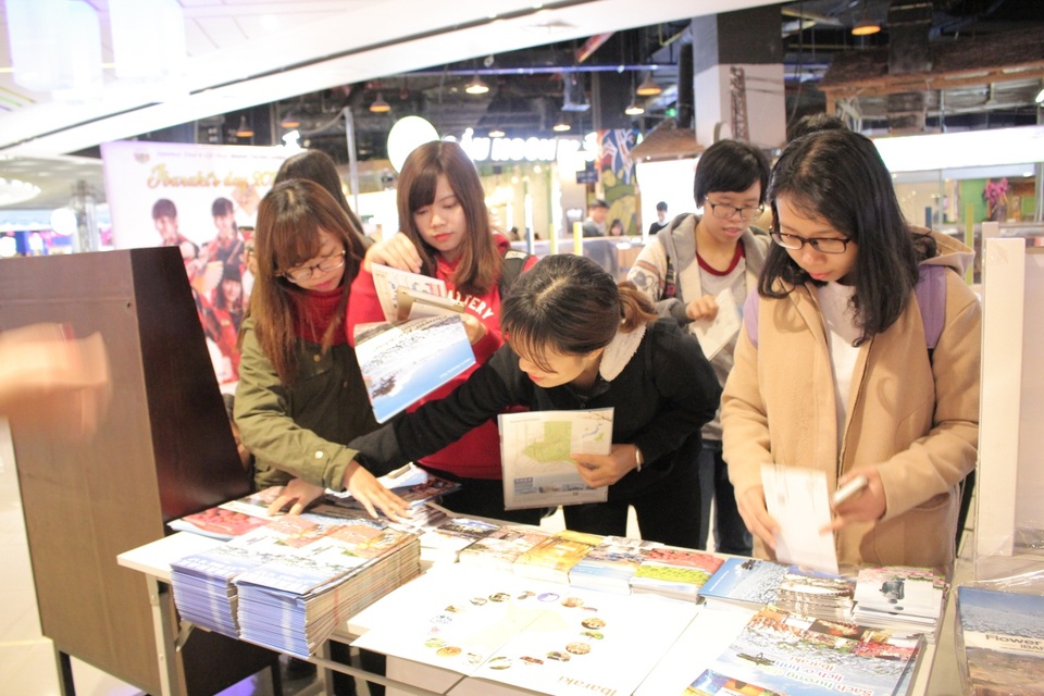 Các bạn trẻ tìm hiểu thông tin du lịch về tỉnh Ibaraki