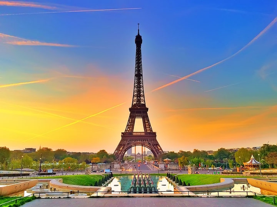 7 điểm đến được cư dân mạng săn đón nhiều nhất trên mạng xã hội - 1 Tháp Eiffel, Paris, Pháp với 3.103.675 hashtag. Ban đầu tháp được xây dựng như một triển lãm tạm thời cho hội chợ thế giới 1889. Sau đó, Eiffel trở thành biểu tượng của Paris nói riêng và nước Pháp nói chung, thể hiện nét hấp dẫn của nghệ thuật kiến trúc.
