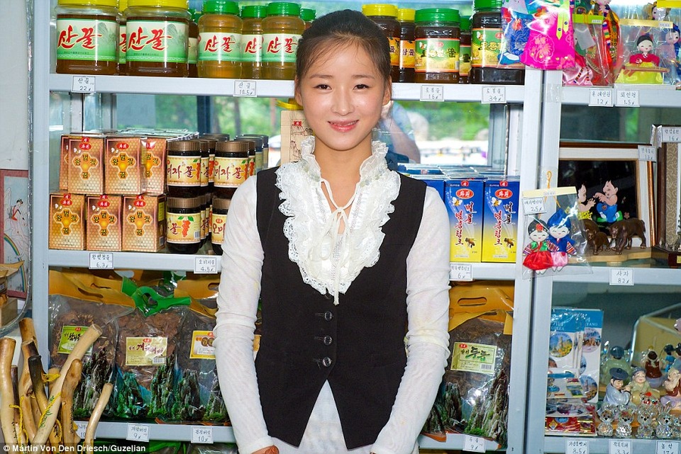 Những hình ảnh chưa từng được công bố của Triều Tiên - 9 Nụ cười tươi tắn của một nữ nhân viên bán hàng trong cửa tiệm tạp hóa nhỏ.