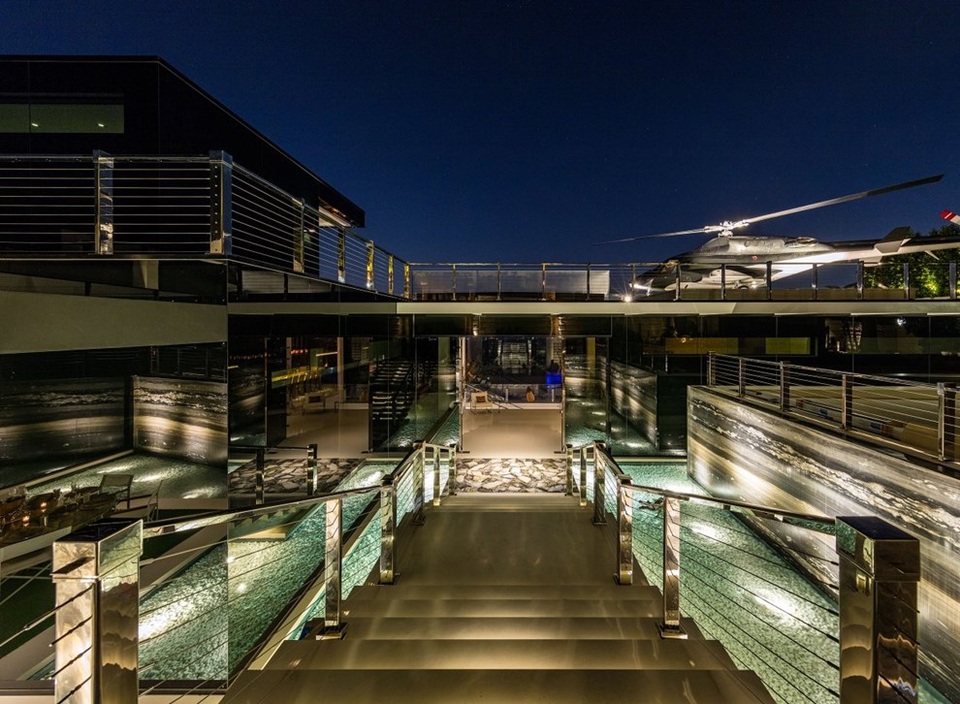 Đài phun nước gần khu vực đỗ của máy bay trực thăng