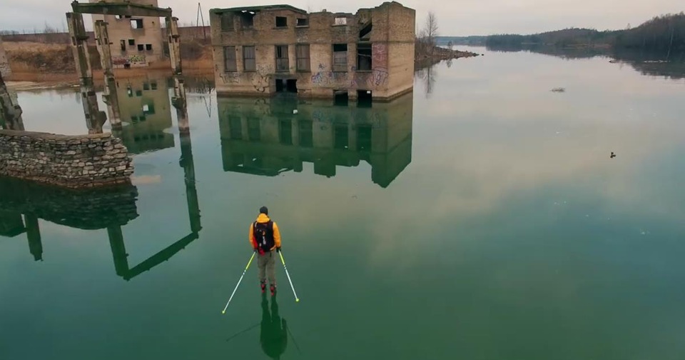 Trượt băng trên mặt hồ