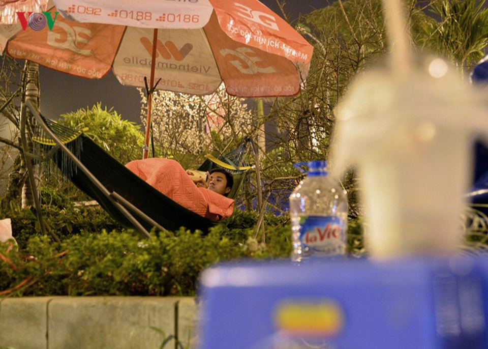 Nước uống, khăn mặt, cơm hộp… được họ mang theo và sử dụng tại chỗ.