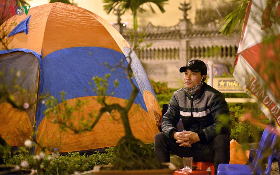 Năm nay khách không chịu chơi như những năm trước. Lượng khách hàng cho đến thời điểm này có thể nói là giảm. Tuy nhiên, còn gần một tuần nữa để bán, hi vọng tình hình sẽ khả quan hơn”, một chủ vườn bán đào trên đê Nghi Tàm chia sẻ.