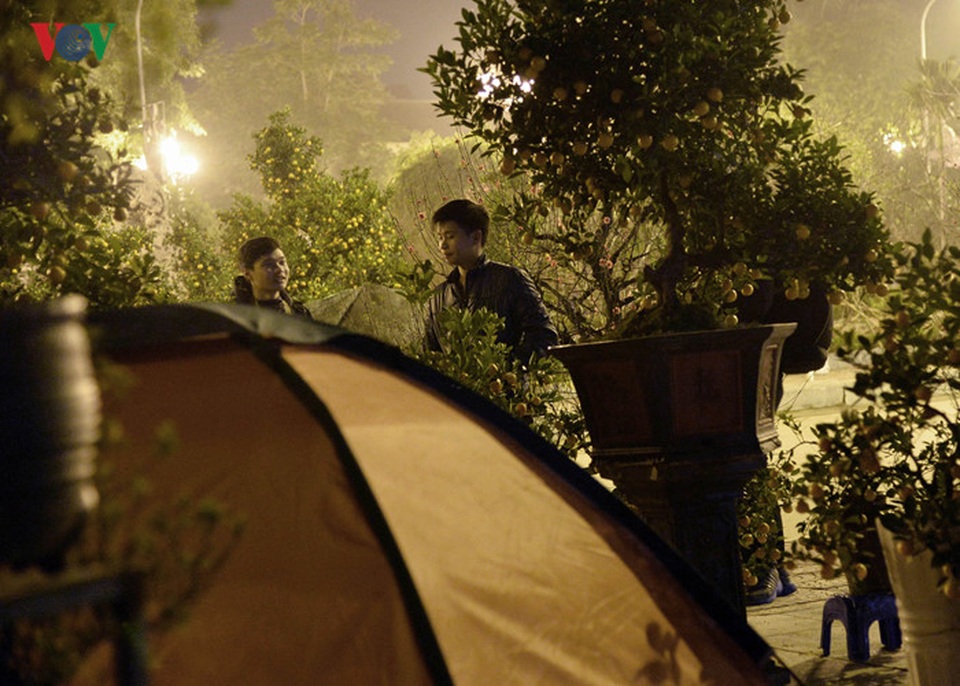 Thỉnh thoảng có những vị khách đến hỏi mua trong đêm.