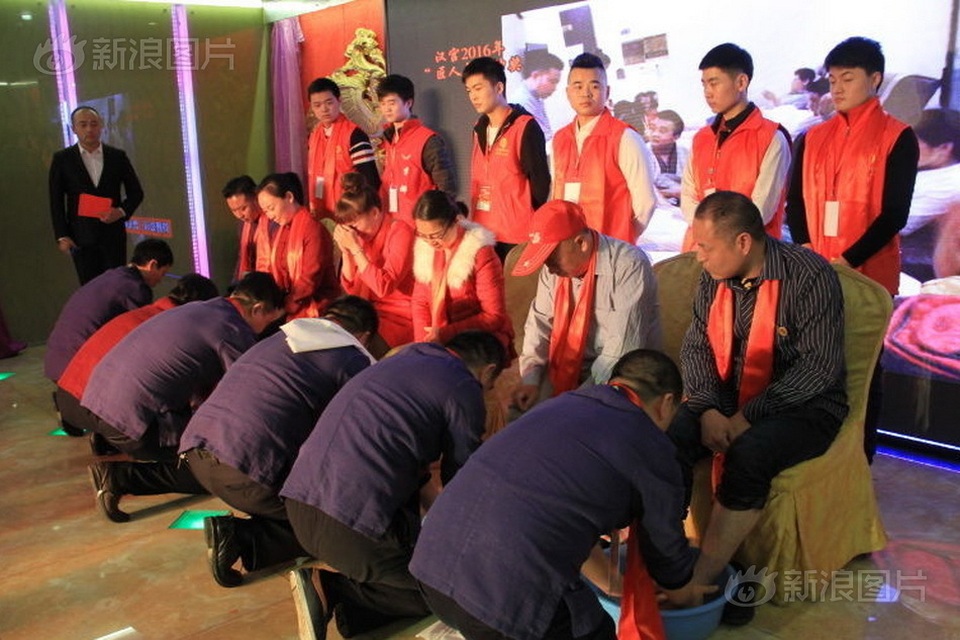 Muôn kiểu thưởng tết độc lạ của Trung Quốc - 2 Muôn kiểu thưởng tết độc lạ của Trung Quốc - 2