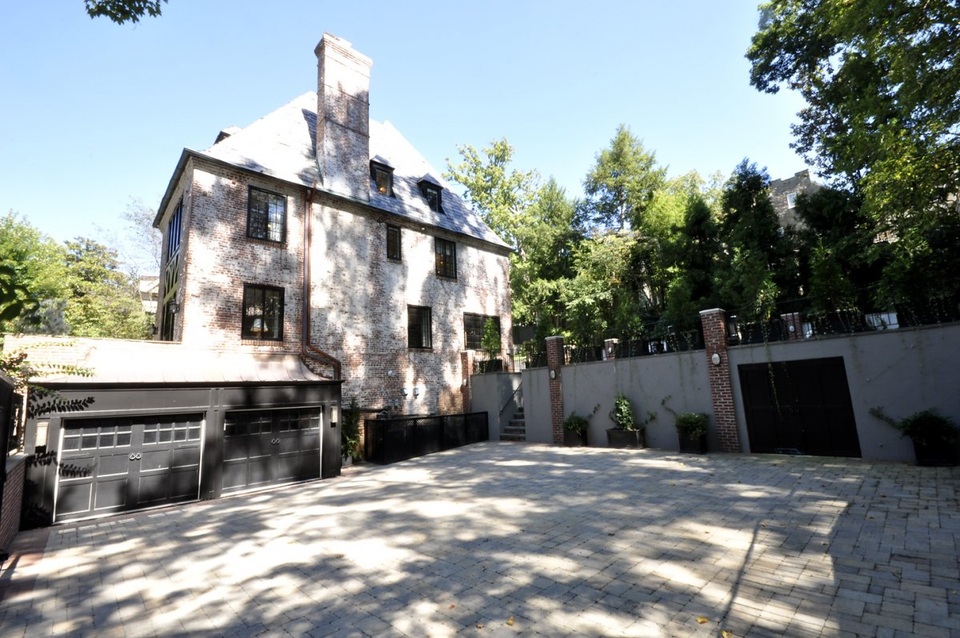 Khoảng sân lớn trước cửa nhà đủ diện tích để xe dành cho mật vụ.