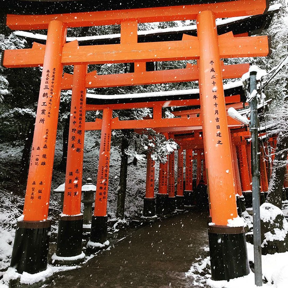 Tuyết rơi dày biến cố đô nước Nhật thành xứ thần tiên - 7 Ngôi đền Fushimi-Inari tọa lạc dưới chân núi Inari, trên độ cao 233m so với mực nước biển. Đền có con đường nhỏ dẫn tới đỉnh núi dài khoảng 4km, tương đương với 2 giờ đi bộ.