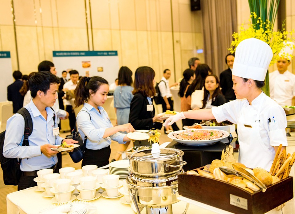 Không cần đến Nhật Bản, người Việt vẫn tha hồ thưởng thức ẩm thực trứ danh tỉnh Miyagi - 3 Rất nhiều bạn trẻ thích thú khi thưởng thức những món ăn độc đáo.