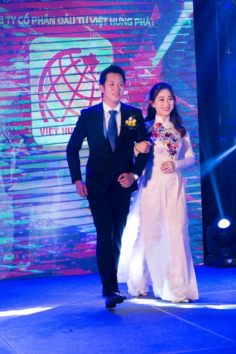 Kim Phát - Việt Hưng Phát tỏa sáng cùng áo dài của Nhà thiết kế nổi tiếng Đinh Văn Thơ - 2 Các cặp đôi của hai công ty biểu diễn áo dài