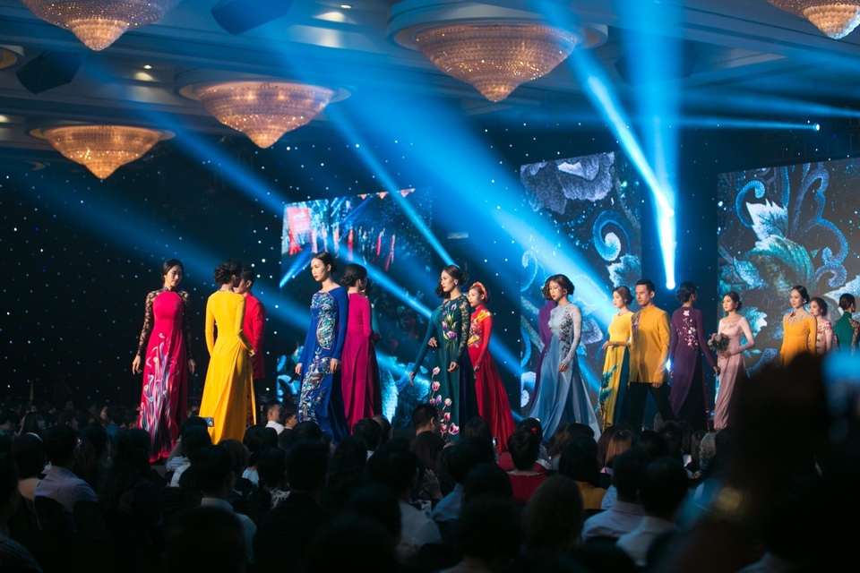 Việt Hưng Phát chi hơn 10 tỷ đồng cho chương trình “Sắc màu tri ân 2017” - 4 Bộ sưu tập áo dài “Sắc Màu” đến từ thương hiệu nổi tiếng ABC_NTK Đinh Văn Thơ