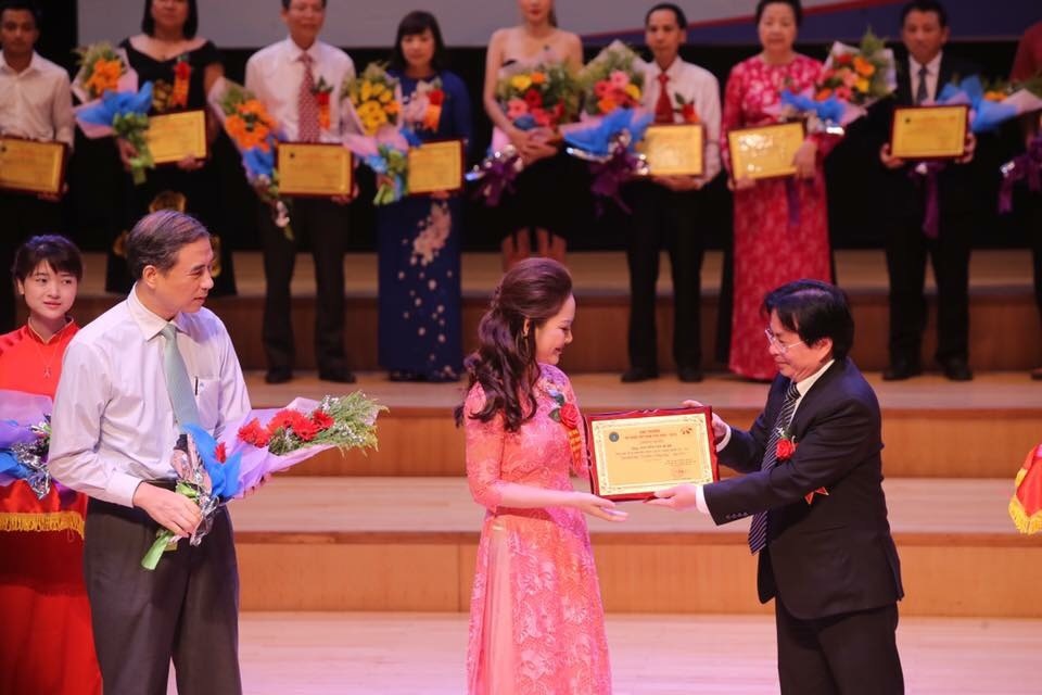 Á hậu doanh nhân Hoàn vũ Minh Thảo: “ Sứ mệnh của tôi là đồng hành cùng 20 triệu phụ nữ Việt xóa tan nỗi lo ngày đèn đỏ” - 2 Minh Thảo được tôn vinh là một trong những doanh nhân xuất sắc trong “Lễ vinh danh trí thức trẻ Việt Nam tiêu biểu năm 2016’’