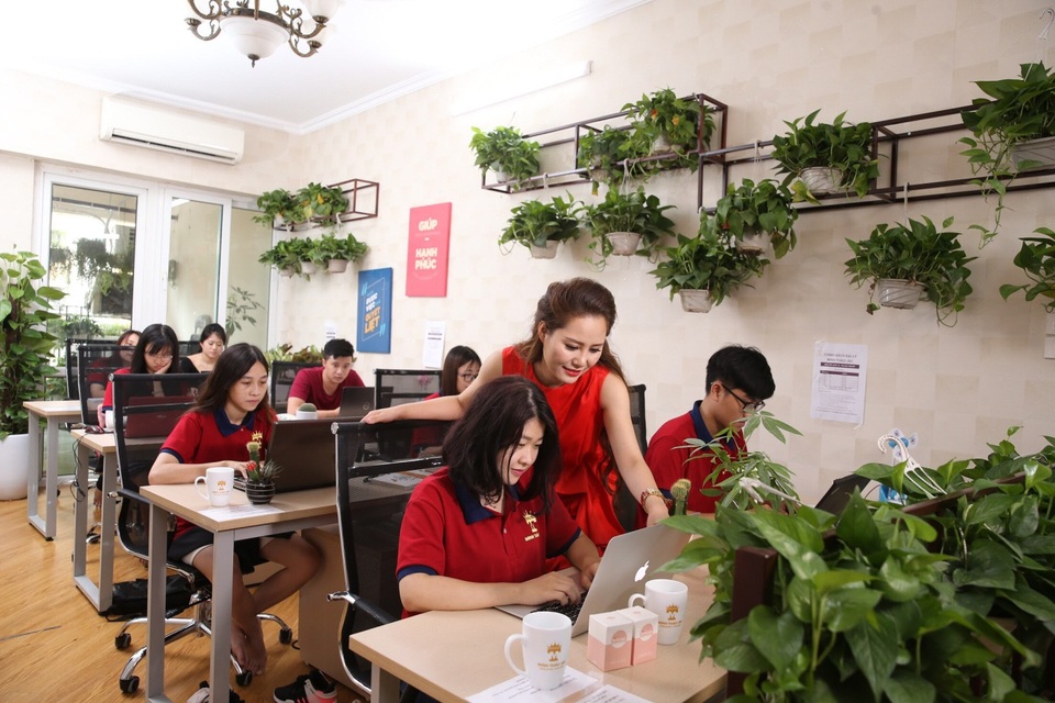 Á hậu doanh nhân Hoàn vũ Minh Thảo: “ Sứ mệnh của tôi là đồng hành cùng 20 triệu phụ nữ Việt xóa tan nỗi lo ngày đèn đỏ” - 4 Minh Thảo luôn tận tâm trong công việc cùng các nhân sự