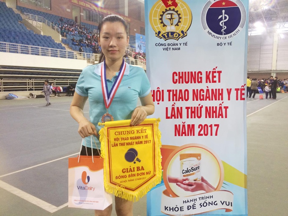 Chị Nguyễn Ngọc Hân (Sở Y tế Hòa Bình) vui mừng khi nhận được giải thưởng từ Ban tổ chức và nhà tài trợ VitaDairy